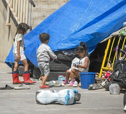 Tres menores juegan en Ceuta.