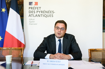 Simon Fetet prefeta, kargua hartu ondotik eginiko lehen agerraldian.