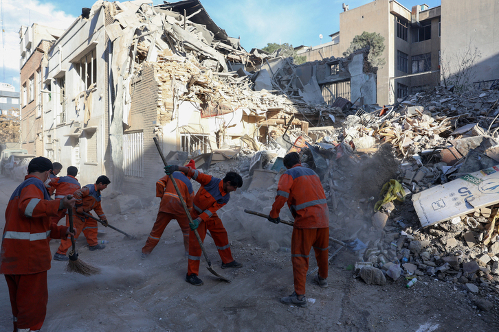 Trabajos de limpieza tras la destrucción de Rafi-Nia el pasado 7 de abril.