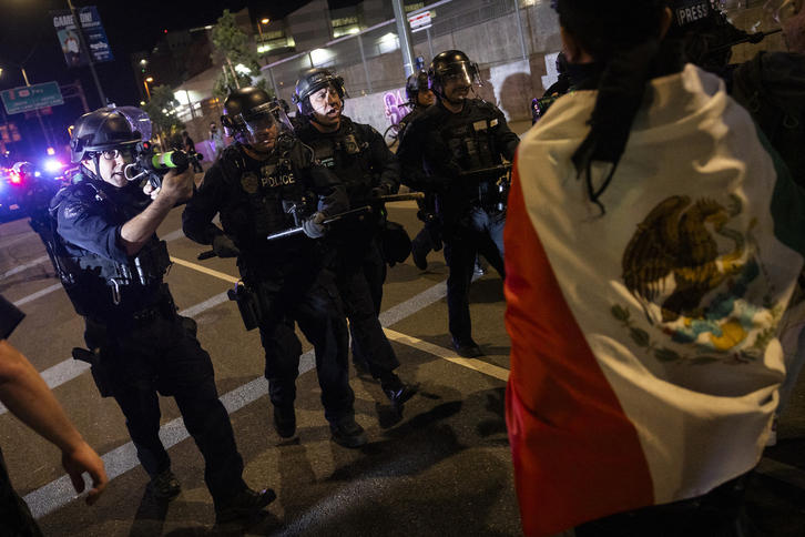 Imagen de archivo de la Policía de Los Ángeles reprimiendo una protesta contra el ICE. 