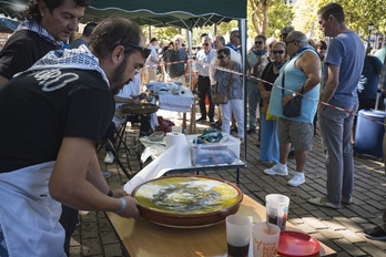 Una cuadrilla se esmera en cocinar su cazuela de bacalao al pil pil.