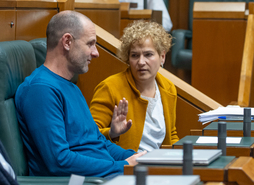 Garikoitz Mujika junto a Rebeka Ubera en el Parlamento de Gasteiz.