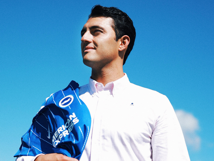 Arturo Ruiz posa con la camiseta del Brighton.