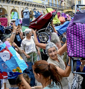 Carros arriba al grito de «Afaltzea ez da delitua» el jueves en Donostia.