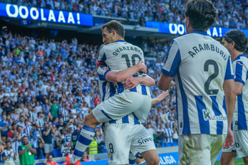Oyarzabal y Oskarsson celebran el gol que a la postre ha dado la victoria a la Real.