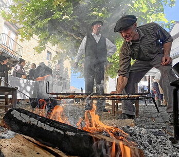 Con el buen tiempo como aliado, los vecinos y vecinas de Otsagabia se repartieron oficios, papeles y tareas para representar la vida a inicios del siglo pasado.