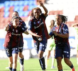 Alimata Belem celebra el gol de la victoria con sus compañeras.