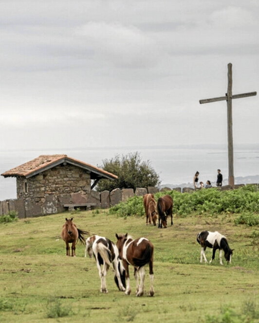 Abuztu amaiera honetan, Baskunes Katolikako kide batzuk Biriatuko Kalbario mendian bildu dira otoitz egiteko.