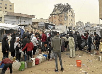 Reparto de comida en Gaza.
