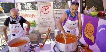 Comparseros de Hau Pittu Hau guisando las cazuelas que luego iban a degustar casi un centenar de personas.