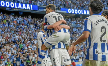 Oyarzabal se abraza con Oskarsson tras anotar el islandés el tanto de la victoria.