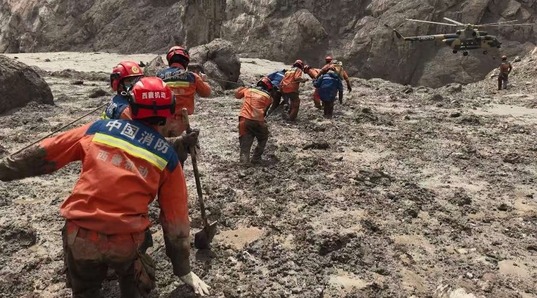 Rescatistas en plena labor en el Tíbet tras la riada de esta semana.