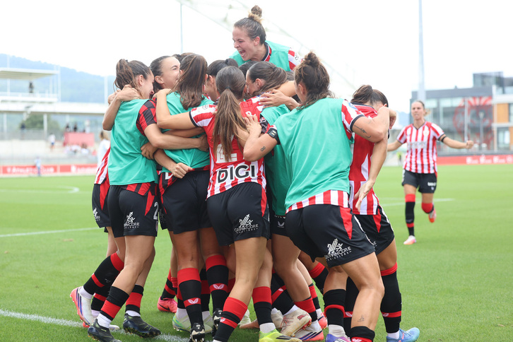 Las rojiblancas celebran el gol de Amezaga, que sentenciaba el choque.