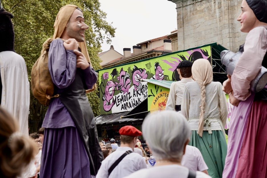 Los gigantes han bailado la Polonesa a la conclusión de la marcha.