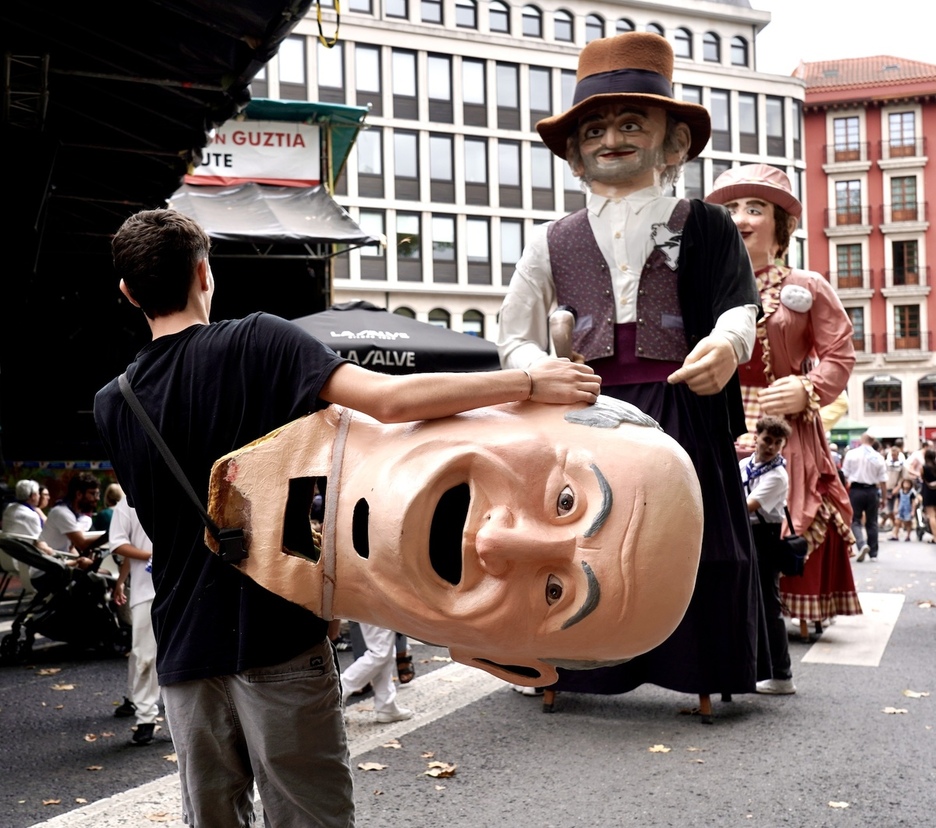 Los gigantes pasan junto a las txosnas.