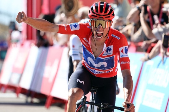 Gesto de euforia de Enric Mas, ganador en Aitana con el maillot de líder.
