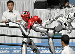 Dos robots humanoides luchan durante un combate de kickboxing en los II Juegos Mundiales de Robots Humanoides en Pekín.