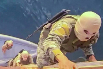Fuerzas navales de la Guardia Revolucionaria de Irán abordan un barco que intentaba cruzar el estrecho de Ormuz.