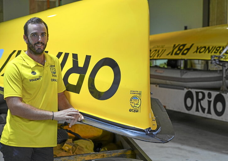 Andoni Campos, junto a la trainera en la planta baja de Arraunetxe.