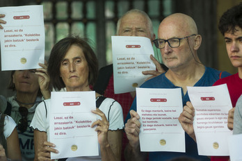 Carteles de Donostia Harrera Sarea en su comparecencia de este lunes.