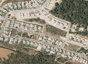 Imagen aérea de Cala Murada en la que se pueden ver chalets con piscina.
