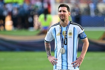 Leo Messi llora desconsolado tras perder la final del Mundial de fútbol del pasado mes de julio.