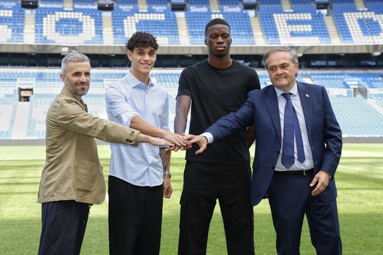 Erik Bretos, Héctor Fort, Mamadou Sarr y Jokin Aperribay posan en Anoeta.