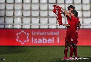 Carrera y Dani Díez homenajean al lesionado Orobengoa al marcar el 1-1.