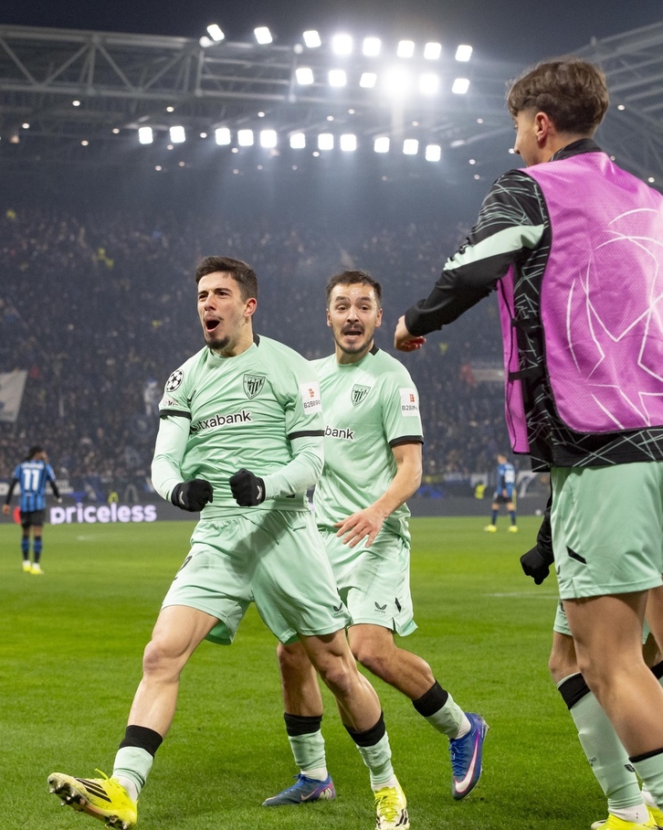 Nico Serrano y Gorosabel, en la rampa de salida, celebrando uno de los goles en Champions contra el Atalanta.