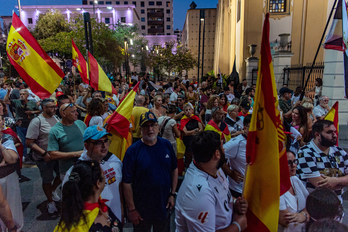 Manifestantes con banderas españolas en Ceuta, reclamando la expulsión de los migrantes.