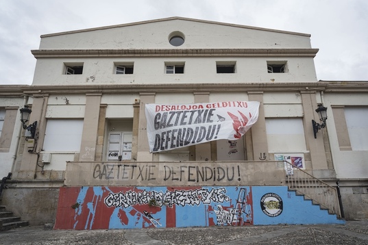 Gernikako gaztetxea, Pasealekuko eskolan