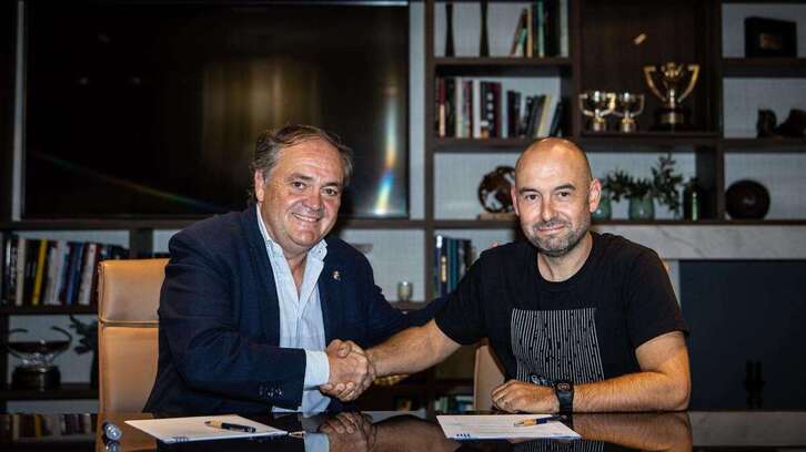 Jokin Aperribay y Gorka Álvarez durante la firma del contrato.