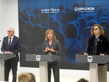 El diputado general de Araba, junto a las diputadas generales de Gipuzkoa y Bizkaia, en una comparecencia conjunta.