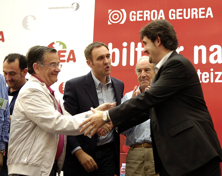 Gasteizko Europa jauregian, Eusko Alkartasunaren ezohiko kongresua, 2009an. Irudian, Peio Urizar idazkari nagusi berria Manuel Ibarrondoren zorionak jasotzen. Bere ondoan, Carlos Garaikoetxea eta Unai Ziarreta.