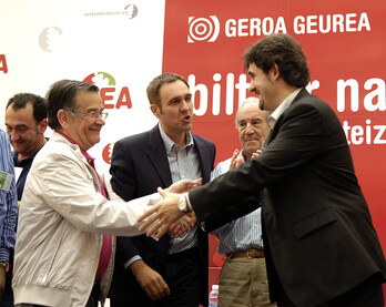 Gasteizko Europa jauregian, Eusko Alkartasunaren ezohiko kongresua, 2009an. Irudian, Peio Urizar idazkari nagusi berria Manuel Ibarrondoren zorionak jasotzen. Bere ondoan, Carlos Garaikoetxea eta Unai Ziarreta.
