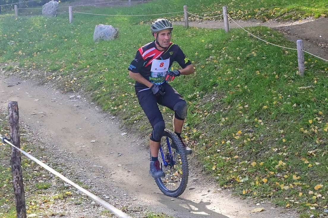 Asier Fiuza, en pleno esfuerzo en una prueba de monociclo de monte.
