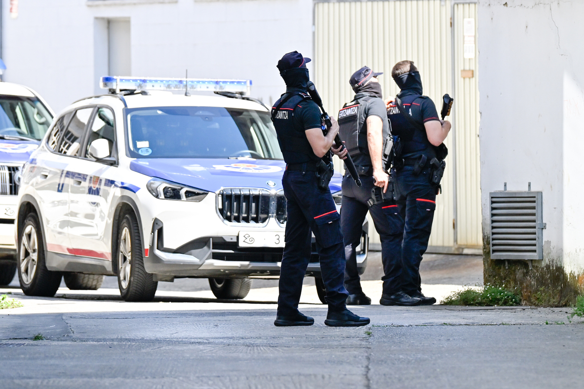 Ertzainas desplegados en Azpeitia. (Arnaitz RUBIO | EUROPA PRESS)
