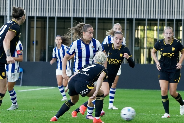 Laura Camino, rodeada de rivales.