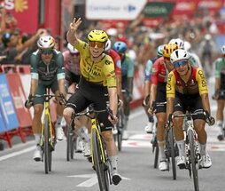 Matthew Brennan (Visma) celebra su tercera victoria en esta Vuelta.