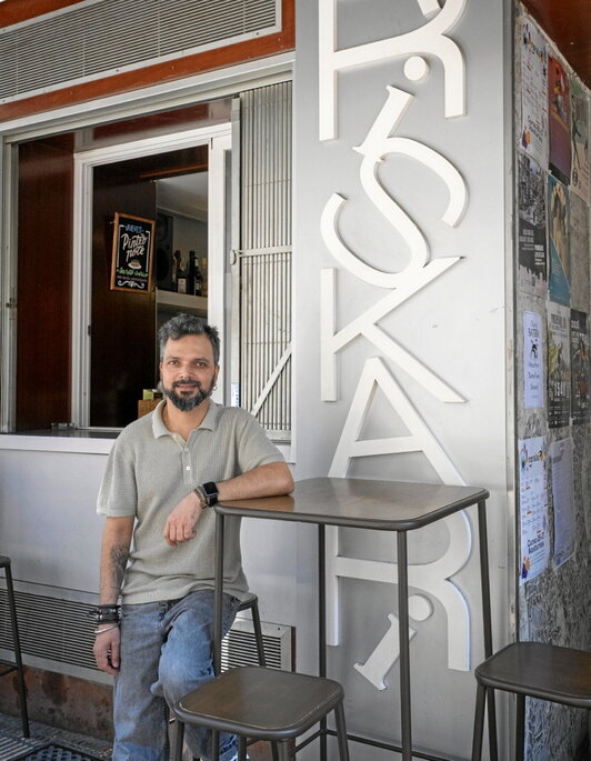 Manoj Dhungana, Triskari tabernan.