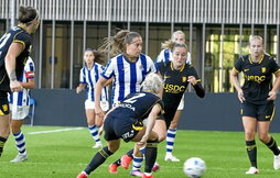 Laura Camino, rodeada de futbolistas del Chelsea.