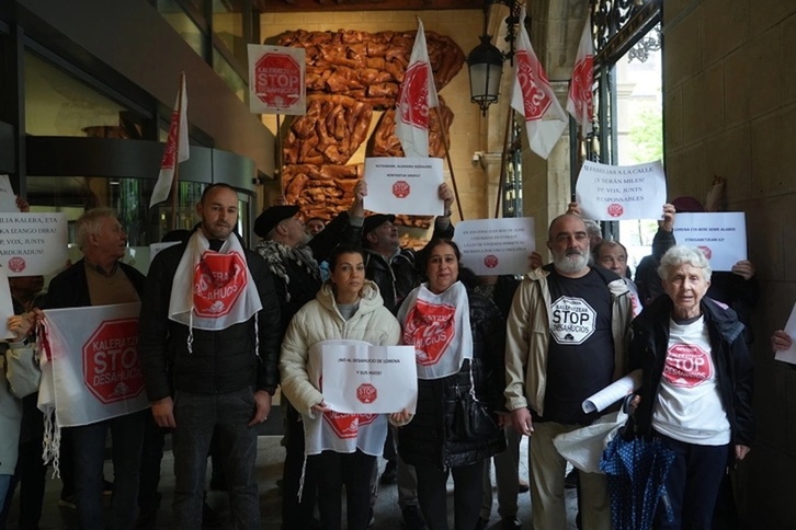 Stop Desahucios denunció el caso de esta familia el pasado mayo en la sede de Kutxabank en la calle Garibai de Donostia.