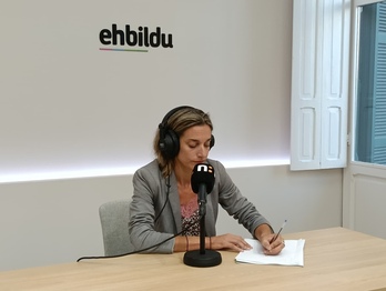 Miren Zabaleta, Nafarroako EH Bilduren arduradun politikoa NAIZ Irratiko mikrofonoetan.