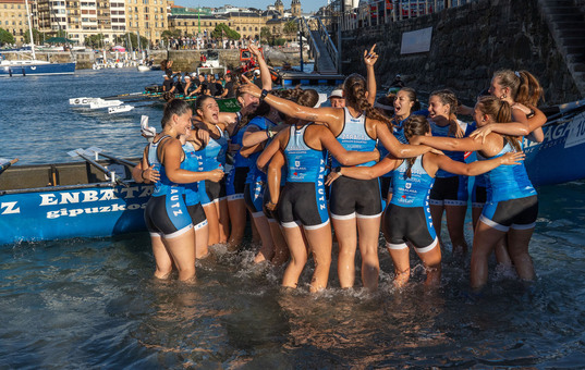 Zarauzko arraunlariak pozarren Kontxarako sailkapen historikoa eskuetan.