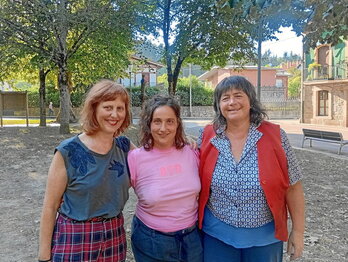 Ezker-eskuin, Eneritz Artetxe, Maite Aizpurua eta Amaia Gabilondo. Lehendabiziko biak EHAZEkoak dira eta hirugarrena, Garaion Sorgingunea sorkuntza espaziokoa.