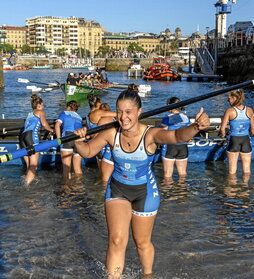 Zarauzko arraunlariak pozarren, Kontxarako sailkapen historikoa lortu berri.