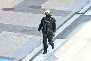 Un agente de la Ertzaintza, en el operativo desplegado por el otro crimen de esta semana, ocurrida en Azpeitia.