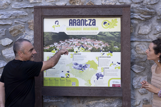 ‘Arantza arnasgune’ panela jarri dute herrigunean. Martin Aramendi UEMAko lehendakariak eta Leire Mitxelena Arantzako euskara zinegotziak aurkeztu zuten ortzegunean.