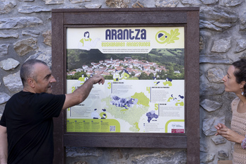 ‘Arantza arnasgune’ panela jarri dute herrigunean. Martin Aramendi UEMAko lehendakariak eta Leire Mitxelena Arantzako euskara zinegotziak aurkeztu zuten ortzegunean.