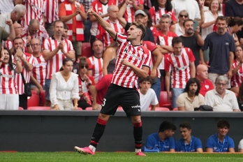 Robert Navarro celebra el 2-0 ante el éxtasis de San Mames. 
